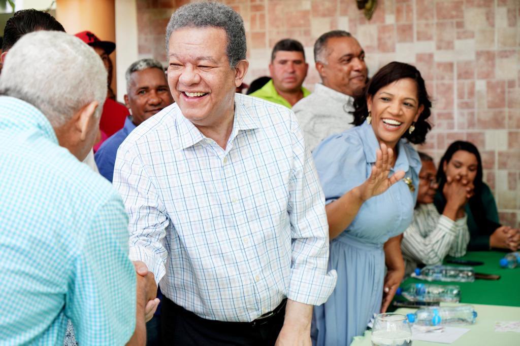 LeonelFernandez's tweet photo. Hoy hemos juramentado a dos regidoras y un ex alcalde de Bonao. La #FuerzaDelPueblo continúa sumando voluntades en todo el país de la mano de todos los dominicanos con deseos de servir al auténtico desarrollo de su país. 

¡Bienvenidos sean todos al partido del futuro! https://t.co/JOqebZfGFu