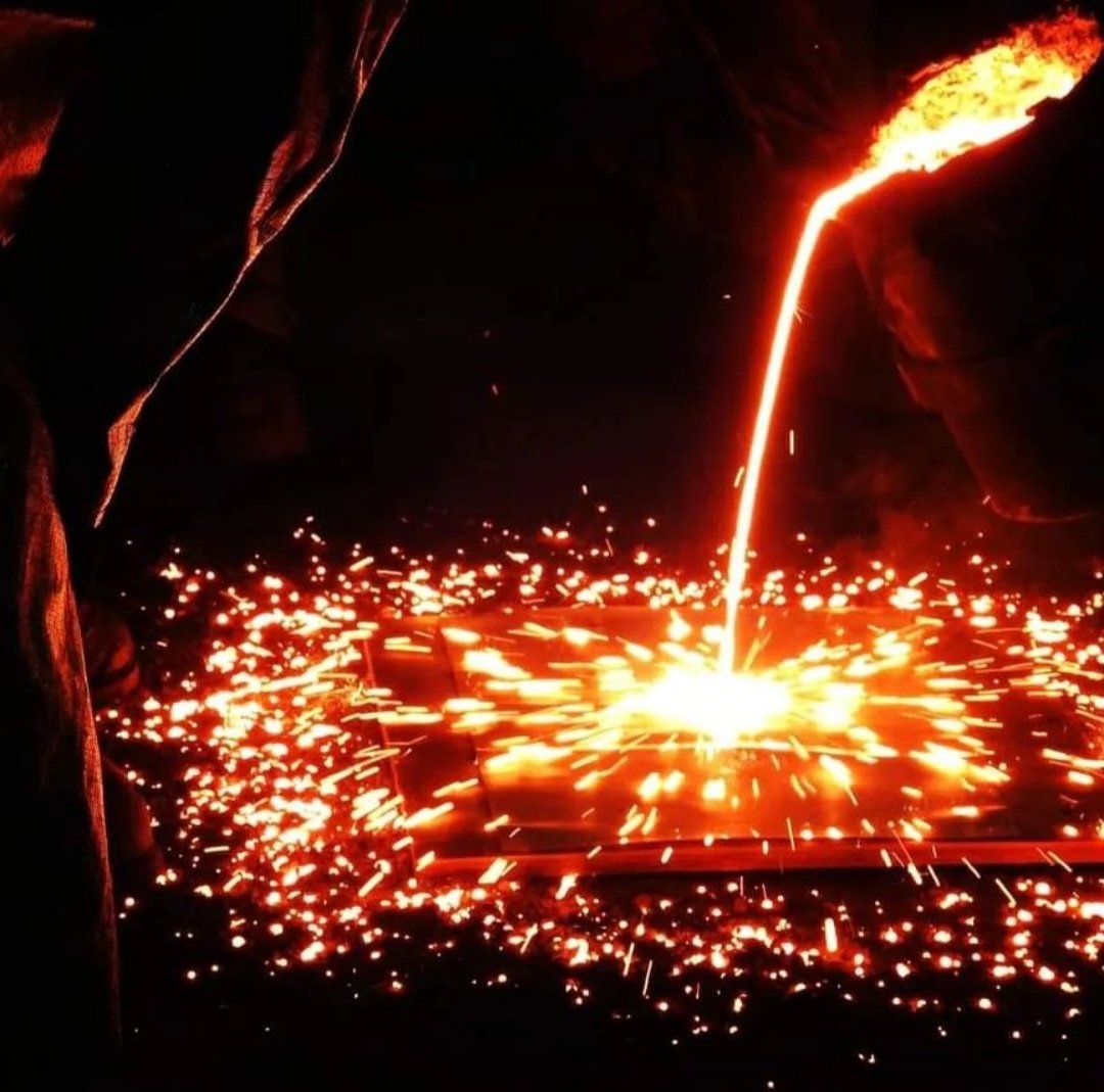 Lisa_Evans92's tweet image. Iron Performance happening this Wednesday 5pm @CarmSchOfArt 🔥🎆🎇 
#ironperformance #welshart #artschool