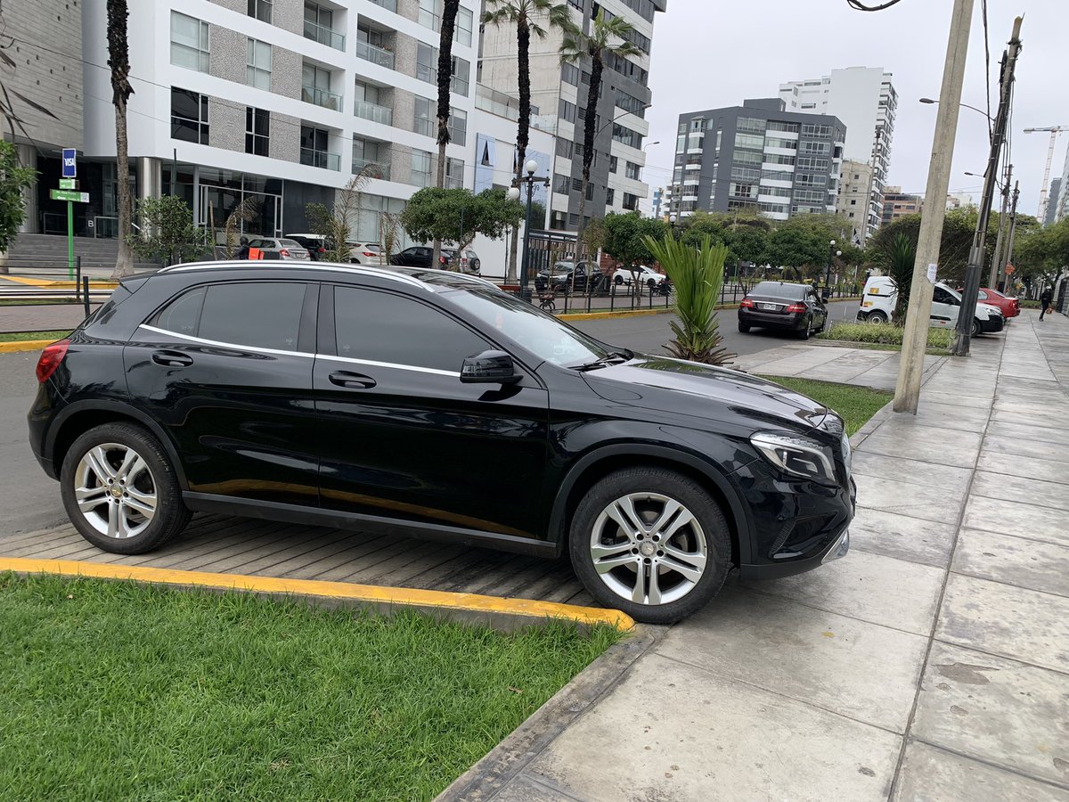 fernando_got's tweet photo. Qué rica esta camioneta Mercedes Benz con placa diplomática: se cuadró en plena rampa peatonal bien pintada de amarillo e invadiendo la vereda.

Bastantes serenos inspectores de tránsito cerca. Pero ni una grúa. Qué raro. https://t.co/07RtBM7nvM