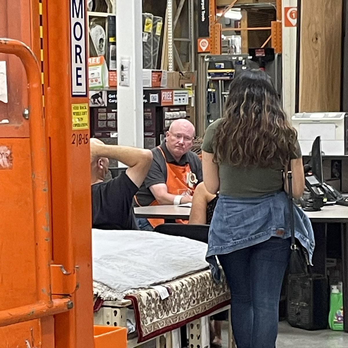 jo13babydoll's tweet photo. Slingin’ some deals here at the Home Depot #kitchenappliances #windowleads @DeboGibson67 @LorieApplegate @NalleyChris https://t.co/hRVuUvBSwK