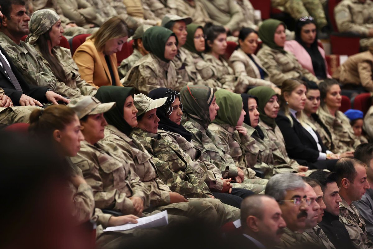 Çalışma arkadaşlarımızın özverisiyle 26 ilimizde 25.750 Güvenlik Korucumuzun katıldığı 2022 hizmet içi eğitim programımızın kapanışını Sayın Bakanımız <a href="/suleymansoylu/">Süleyman Soylu</a>’nun katılımlarıyla Şırnak’da gerçekleştirdik.
Edindiğimiz tecrübeyle 2023 yılını planlamaya bugünden başladık.