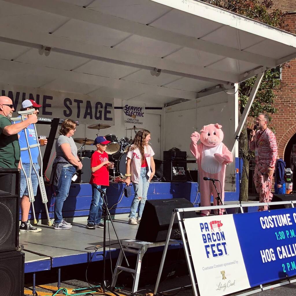 One person in a #pig suit, another in a #bacon suit and a bunch of people making pig noises. It's the #hogcalling #contest. @pabaconfest #easton #pennsylvania #hogcall instagr.am/p/CkoaPMqOf9k/