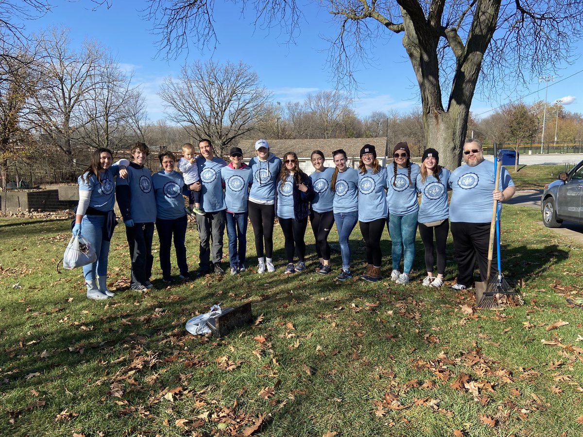 SAUPresNovak's tweet photo. Team @SAUGreenlife! Great effort on Bee the Difference Day! @stambrose https://t.co/vG3kSxT87s