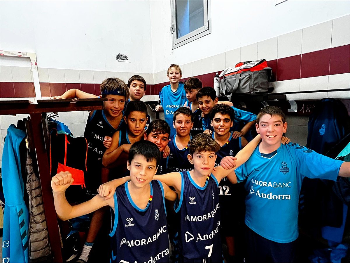 🔥🔝🏀
Feliços
Contents de jugar a bàsquet amb els seus amics.
Ens encanta veure aquesta mirada en la canalla dels nostres equips de base.

🙋 Infantil blanc
#SomUnPais #MaiPor