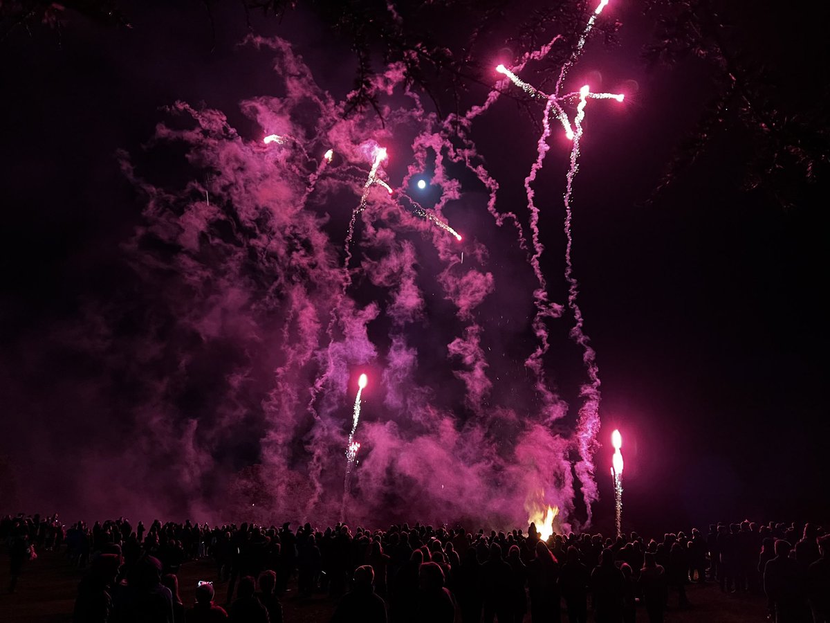 Spectacular Bonfire Night ⁦<a href="/FrenshamHeights/">Frensham Heights</a>⁩ tonight. Thank you to our wonderful parents from Friends of Frensham for a great event.