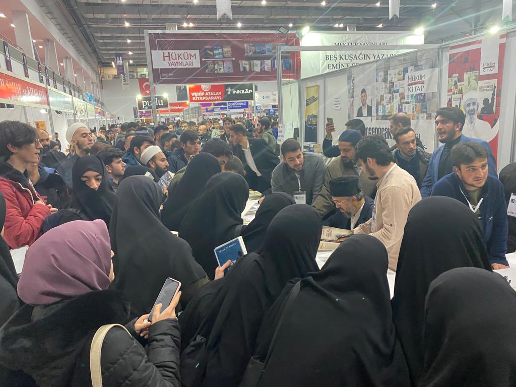 ihsanhocaresmi's tweet photo. Erzurum kitap fuarında kardeşlerim koridorlara sığmadı. Elhamdulillah.
Erzurum! Sen İslam’dan ve Müslümandan başkasına yar olmadın.Gençlerinin alınlarında gördüğüm vakar, kıyamete kadar İslam’dan başkasına yar olmayacağını müjdeliyordu. https://t.co/tQe6artJKG