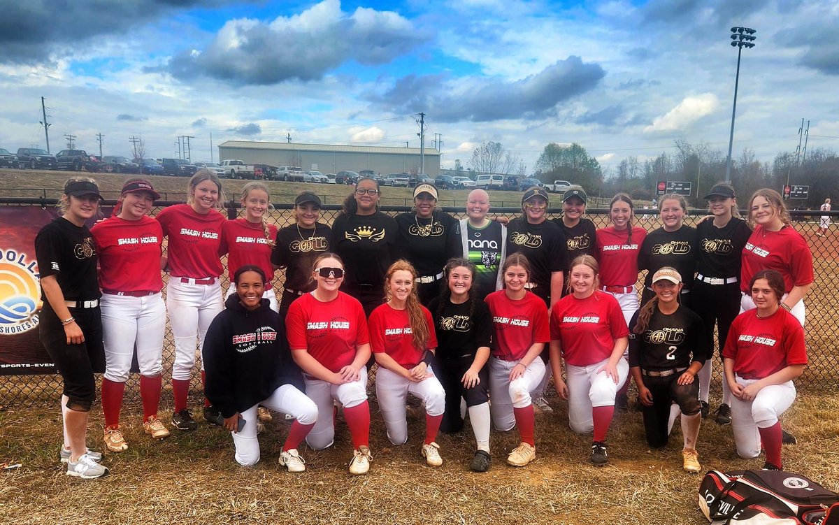 18uSmashHouse's tweet photo. It was an honor to meet this young lady from the OTSA Ohana Tigers SC Gold 18U. We wish you the best in your journey and prayers are with you, your team and family. More than softball its about the friends and family you meet along the way. #cancersucks https://t.co/elfQHTBltw