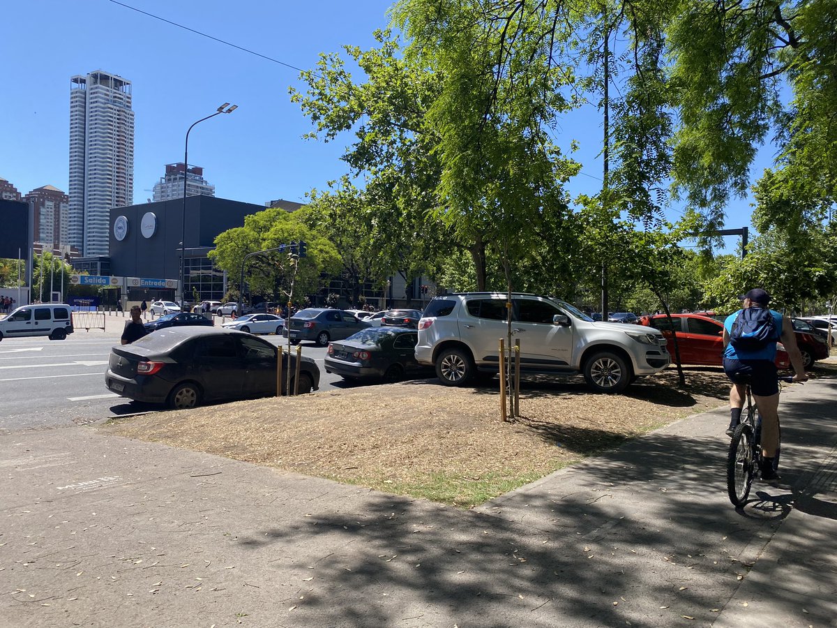 conirodriguezan's tweet photo. Domingo 14 hs. Dos hombres organizando el estacionamiento sobre la vereda de la Av. Sarmiento, los autos circulando por la bicisenda, con niños dando vueltas, familias, gente corriendo un desastre. @horaciorlarreta @gcba https://t.co/xP36rGO8AT