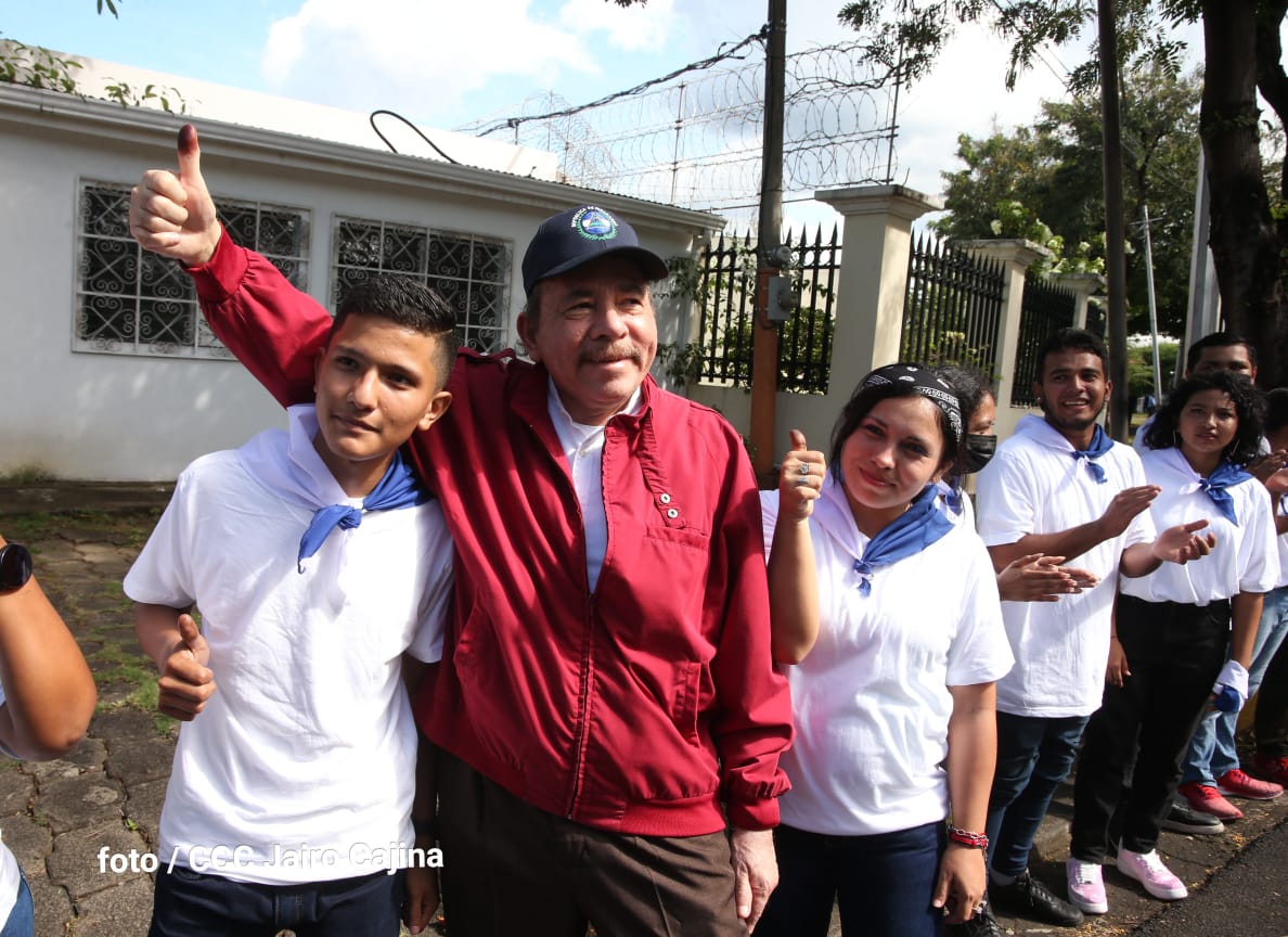 JS19JManagua's tweet photo. #EleccionesSoberanas2022 | Comandante Daniel Ortega y Cra. Rosario Murillo ejercen su derecho al voto en estas elecciones municipales 2022. https://t.co/b6RbIZ2gZ1