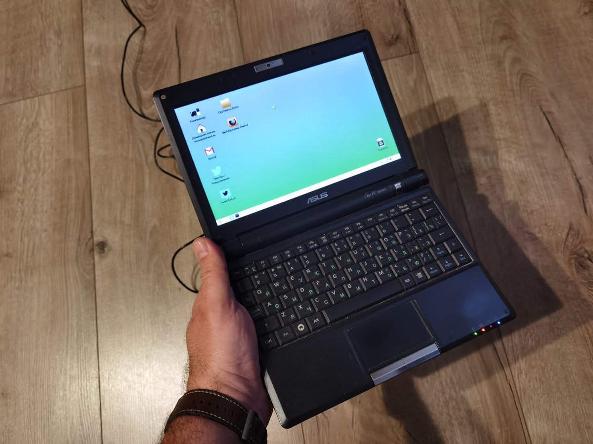 5sv7's tweet photo. Ось що знайшов! Якій же він маленький та охуєнний :) #asus #eeepc
Оновив лінух на ньому, зараз спробую хром встановити. Батарея начебто тримає. https://t.co/Eto8dZ8Agi