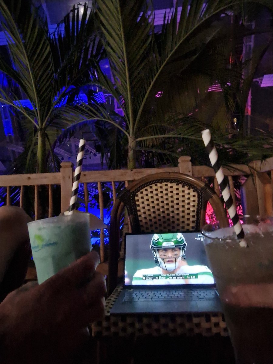 Grüße aus den deutschen Tropen! Natürlich darf Football dabei nicht fehlen #rannflsuechtig <a href="/Icke41/">Icke Dommisch</a>