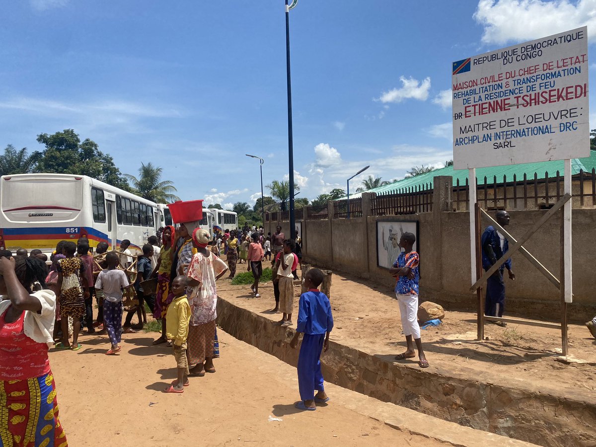 transcordc's tweet photo. En route vers Mbuji mayi ,Escale des bus TRANSCO à Kabeya Kamwanga à la résidence de feu Étienne Tshisekedi @fatshi13 @Presidence_RDC @tshief2000 @StanysBujakera @Fatshi_progres @FSR243 https://t.co/qy8c3YLh96