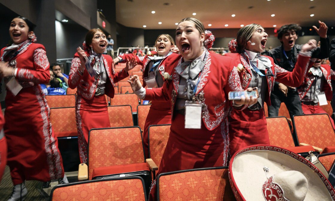 CSICProject's tweet image. Los sombreros se en marcharon y los adolescentes se transformaron en profesionales.

Los equipos de las escuelas secundarias en la zona fronteriza de Texas se enfrentan cada año en una de las rivalidades más intensas del país. 

 nyti.ms/3fxz9MM

#musiced