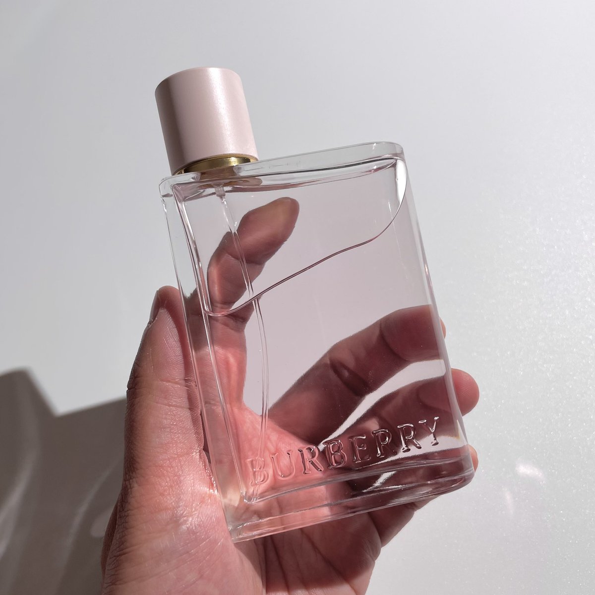 jjdoesitwork's tweet photo. Her EDP เป็นน้ำหอมที่คนถามเราเยอะมากกกกกกกกก เจอ 10 คนถาม 9 คน ใช้น้ำหอมของอะไรหอมจัง เคยไปยิมแล้วผชเดินมาถามอ่ะ คือมันหอมมาก มาโทนแบบฟรุ้ตตี้ฟลอรัล หวานซ่อนเปรี้ยว ฟีลขี้เล่นอ่ะ แล้วก็ติดทนมากๆๆๆ กลิ่นโปร่ง ฟุ้ง ไม่แน่น เหมาะกับ everyday แนะนำให้ลองคือยืนหนึ่งจริง https://t.co/5DAenrm7Pk