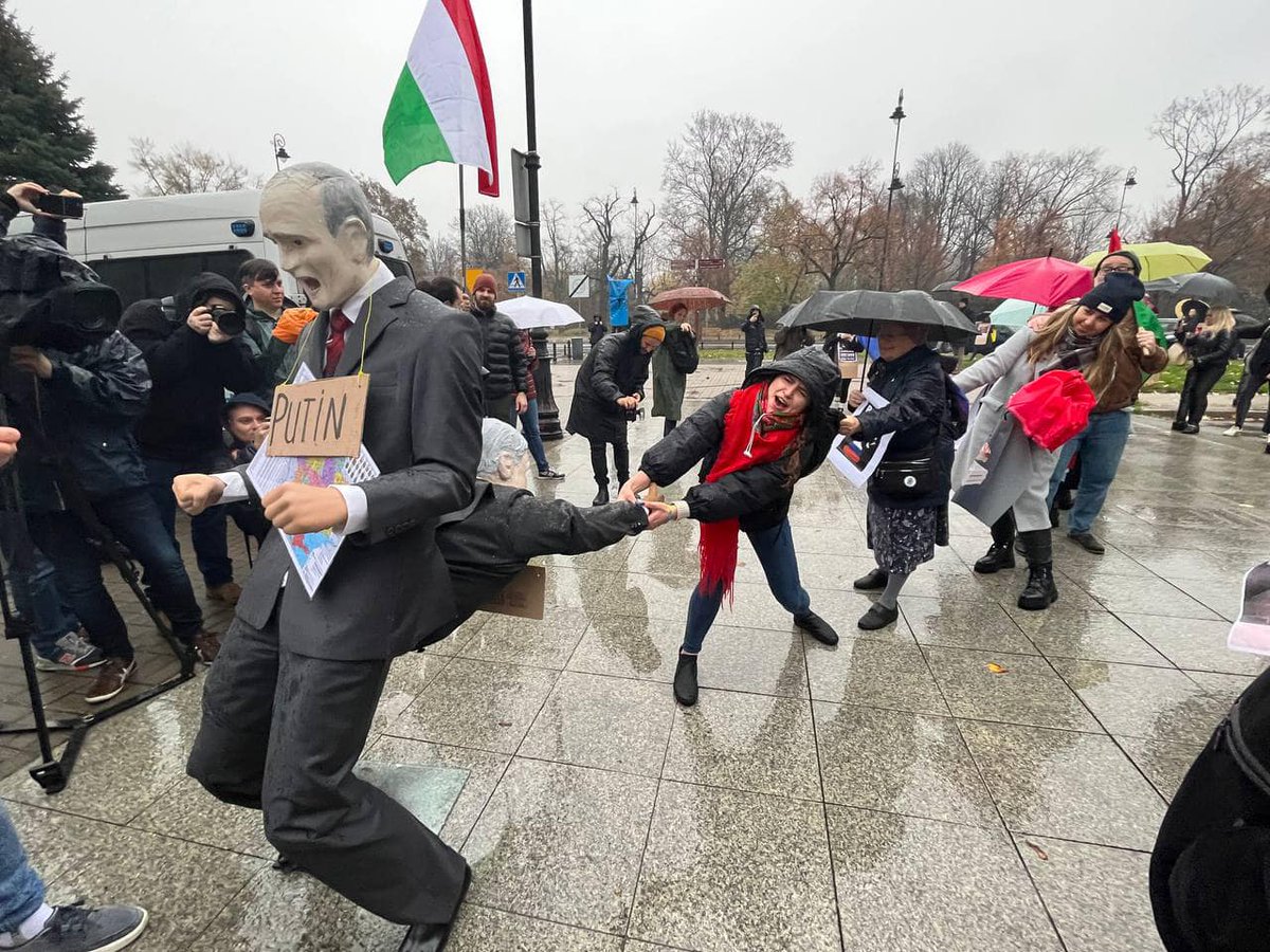 Posledniskaut's tweet photo. Před maďarskou ambasádou ve Varšavě se včera uskutečnil zajímavý pokus. Poláci zkoušeli vytáhnout Orbána z Putinova zadku. 
(via Euromaidan-Warszawa) https://t.co/wOf7Vz6tSh