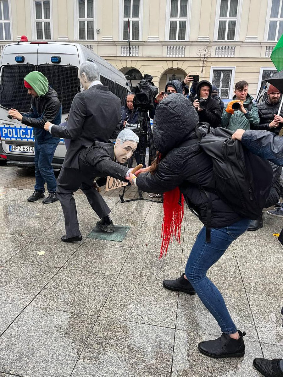Posledniskaut's tweet photo. Před maďarskou ambasádou ve Varšavě se včera uskutečnil zajímavý pokus. Poláci zkoušeli vytáhnout Orbána z Putinova zadku. 
(via Euromaidan-Warszawa) https://t.co/wOf7Vz6tSh