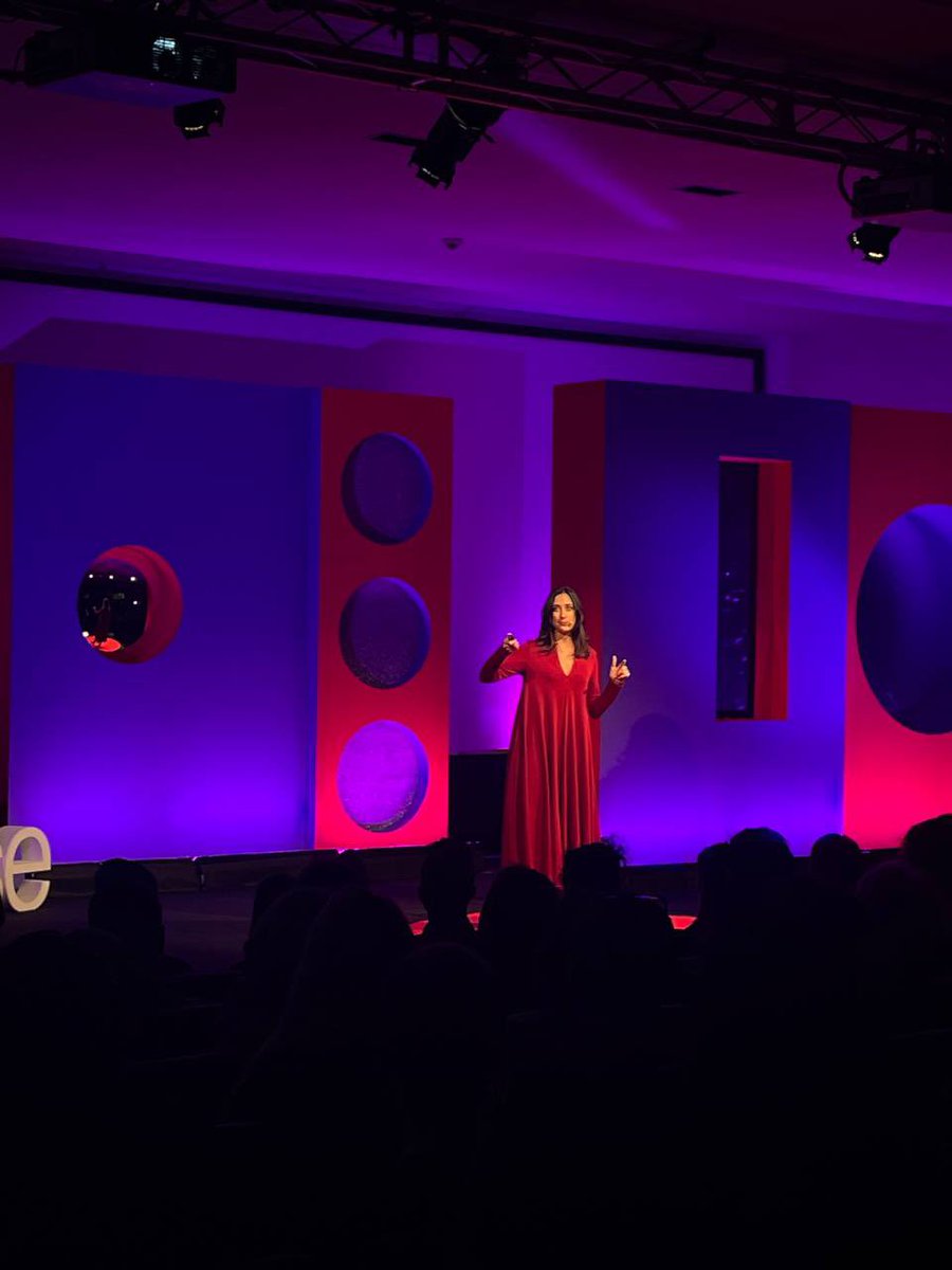 I tessuto che ha creato con la sua startup proteggono dal riconoscimento facciale. Le persone che indossano questo vestiti non vengono identificati come persone e i visi delle non vengono identificati dalle telecamere. #TEDxVarese