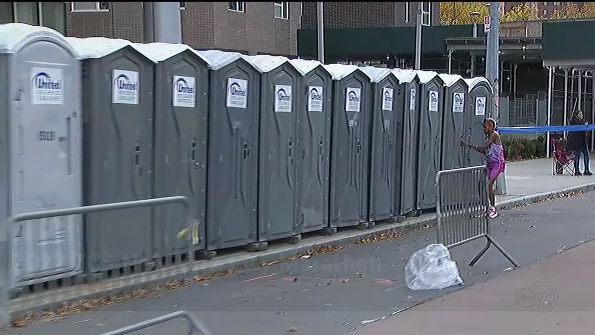Craziness in mile 18!

Daniel Do Nascimento, with a two-minute lead in the NYC Marathon, ducks into a portapotty.

He spent 18 seconds in there, according to ESPN's John Anderson.

When you've gotta go, you've gotta go.

letsrun.com/events/2022/11…