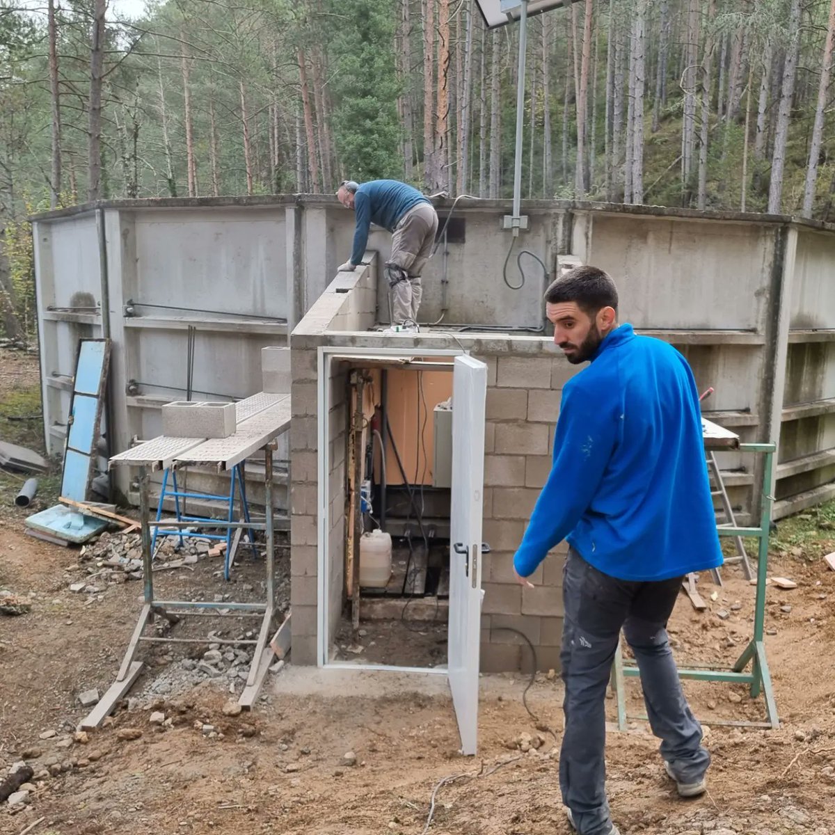 AGuixers's tweet photo. Millora de la captació del dipòsit d'aigua 💧de Valls, sistema de cloració amb instal.lació d'una microturbina ⚡ noves plaques solars ☀️ i caseta d'instal.lacions.
✓
Treballs a contrarellotge ⏱️ 🏃 abans no arribi el fred ❄️
✓
Projecte finançat per @DiputacioLleida
✓
#caopsa https://t.co/8RNZlxwM93