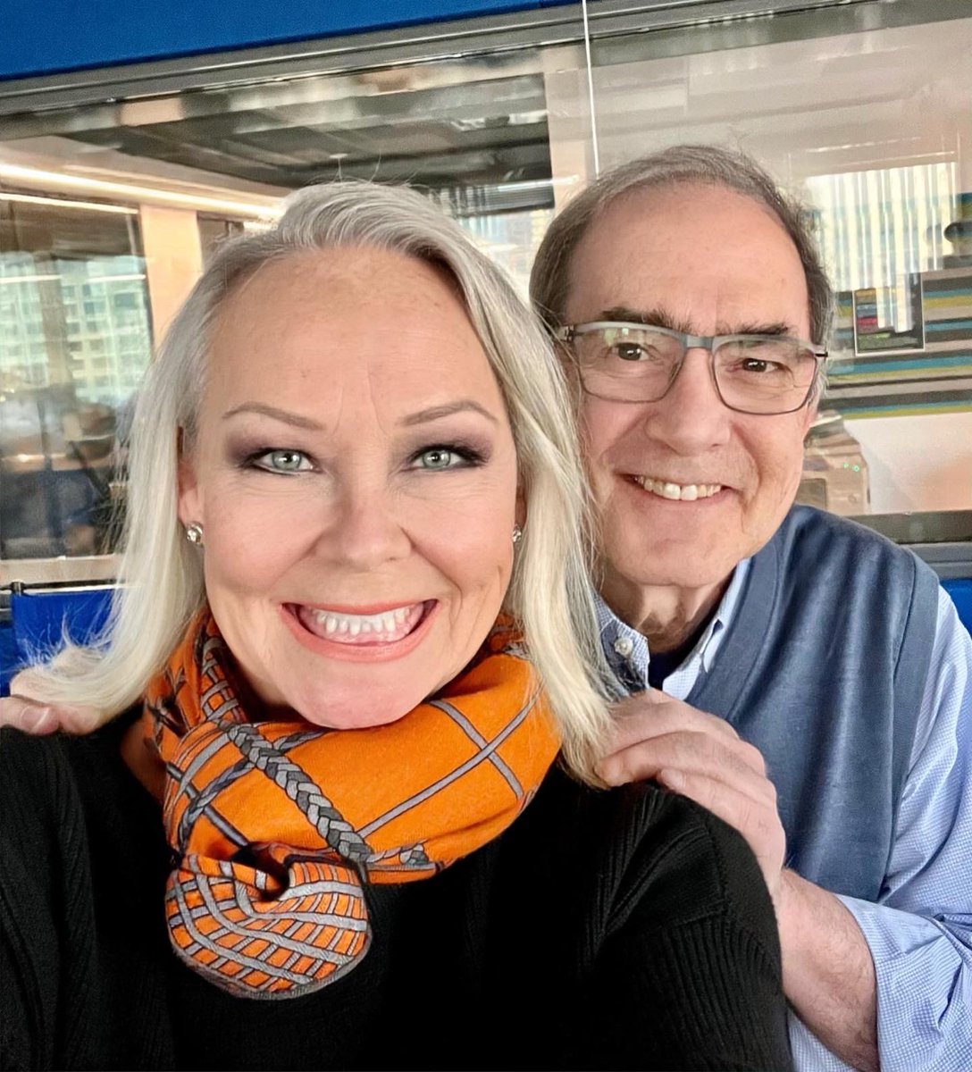 CandidCandace's tweet photo. I hope you can tune into @WGNRadio tonight, Nov. 6, at 6:30 when I'll be chatting w/ @rickkogan on his #afterhourswithrickkogan show (5-7 pm)! #AndyMurray (#BillMurrary's bro) & author @RaymondBenson will also be guests! It will be a LOVEFEST! https://t.co/jlkolHMD6v