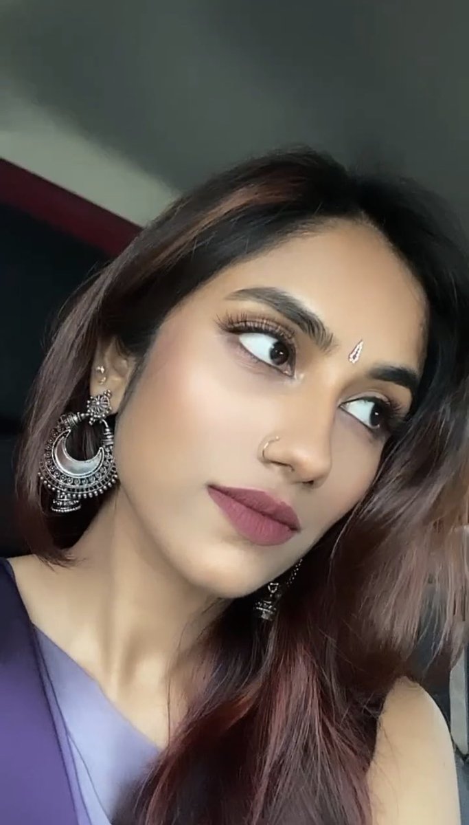 sharvna15's tweet image. Almost had a mental breakdown trying to put on these lashes 🫶🏼