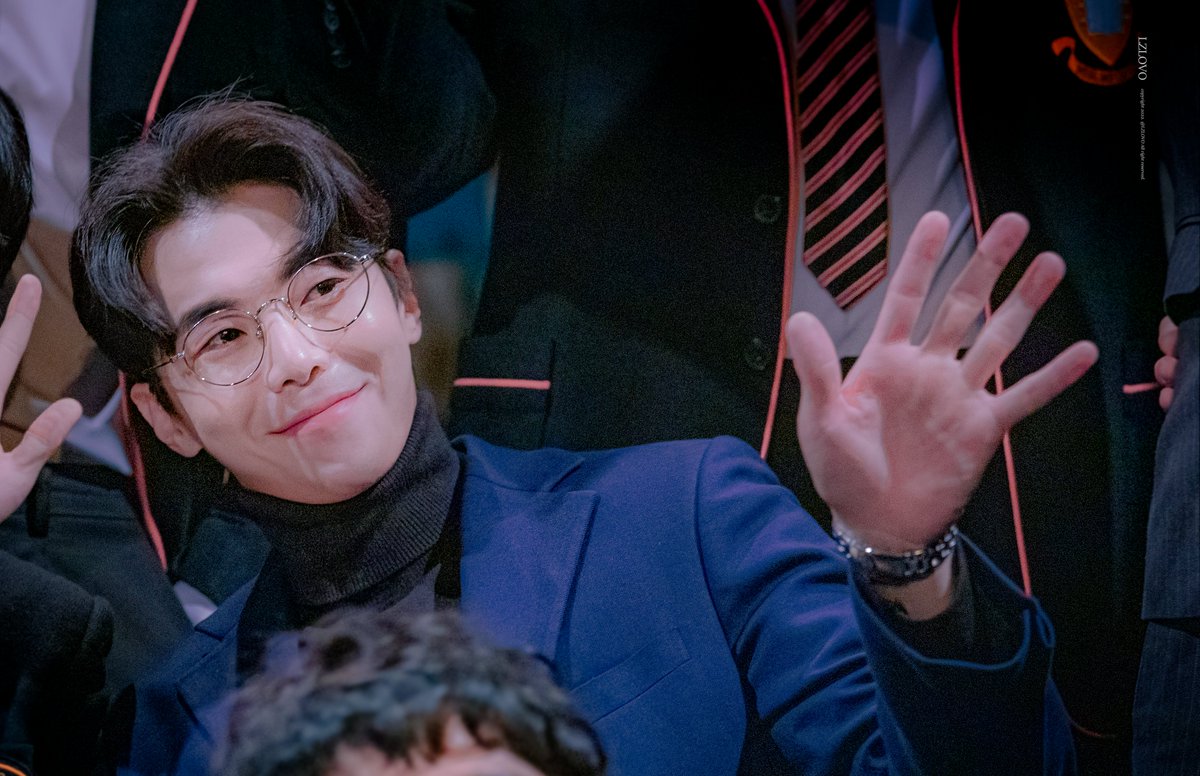 LZLOVO's tweet photo. 221105 낮 연극 히스토리보이즈
어윈 #박은석

선생님도 아직 어려 보여요. https://t.co/wHBQaHxYmv