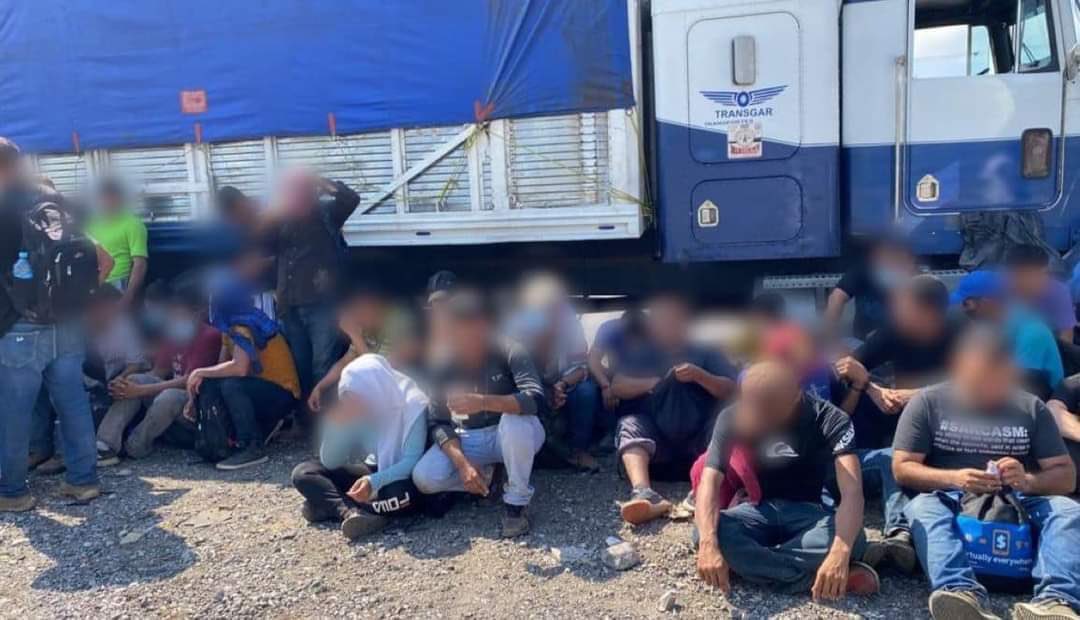ecuainm_oficial's tweet photo. ‼️#URGENTE 
Un camión que transportaba a migrantes hacia Estados Unidos, fue abandonado en una autopista de Reynosa - #México. 116 migrantes ecuatorianos se encontraban en el interior, junto a otros de Guatemala, El Salvador, Honduras, Nicaragua, Haití y Cuba. 
▶️ INMM https://t.co/lYYsYL8WS7