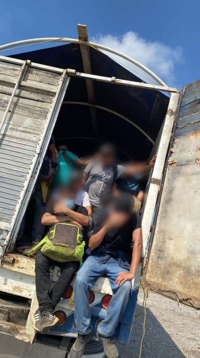 ecuainm_oficial's tweet photo. ‼️#URGENTE 
Un camión que transportaba a migrantes hacia Estados Unidos, fue abandonado en una autopista de Reynosa - #México. 116 migrantes ecuatorianos se encontraban en el interior, junto a otros de Guatemala, El Salvador, Honduras, Nicaragua, Haití y Cuba. 
▶️ INMM https://t.co/lYYsYL8WS7