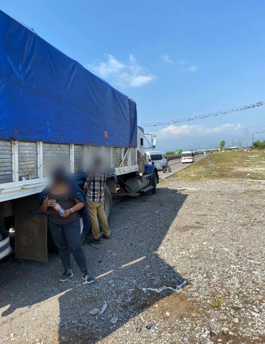 ecuainm_oficial's tweet photo. ‼️#URGENTE 
Un camión que transportaba a migrantes hacia Estados Unidos, fue abandonado en una autopista de Reynosa - #México. 116 migrantes ecuatorianos se encontraban en el interior, junto a otros de Guatemala, El Salvador, Honduras, Nicaragua, Haití y Cuba. 
▶️ INMM https://t.co/lYYsYL8WS7