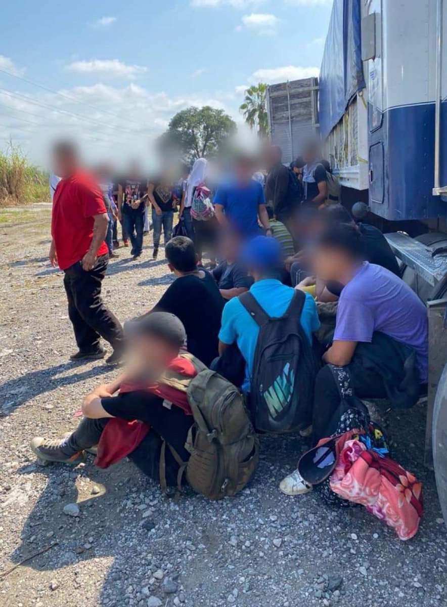 ecuainm_oficial's tweet photo. ‼️#URGENTE 
Un camión que transportaba a migrantes hacia Estados Unidos, fue abandonado en una autopista de Reynosa - #México. 116 migrantes ecuatorianos se encontraban en el interior, junto a otros de Guatemala, El Salvador, Honduras, Nicaragua, Haití y Cuba. 
▶️ INMM https://t.co/lYYsYL8WS7
