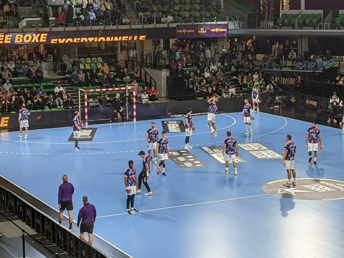handrages94's tweet photo. L'@uschb à l'échauffement à la H Arena. Les Hand'ragés sont déjà chauds et se font entendre !
#AllezCréteil https://t.co/2xak7H8fsj