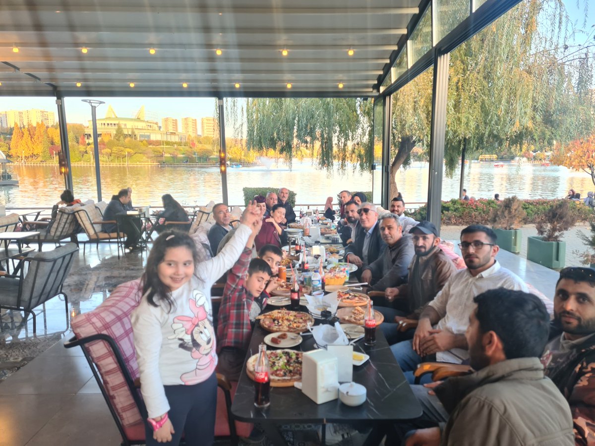 Siyaset gelip geçicidir. 
Baki olan dostluktur. 
"Duruş" kitap yazmakla yada o kitabı okumakla değil yeri geldiğinde sergilendiğinde anlamlı olur.