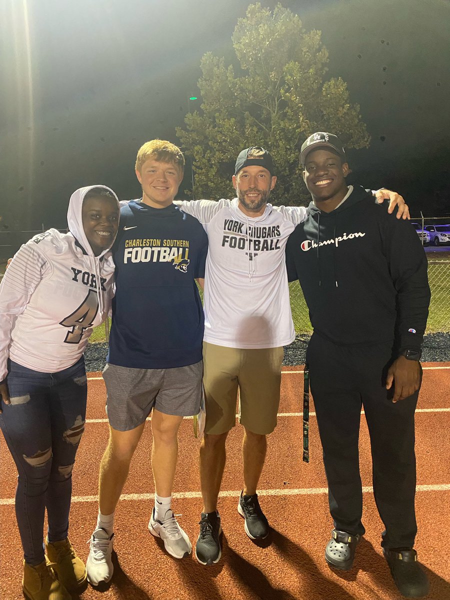 JLayman44's tweet photo. THANKFUL for the relationships built and the time I get to spend with them! Proud of the direction y’all are heading and So BLESSED to play a small role in each of your lives!  Words can never express this bond!  Love y’all! ❤️#ForeverFamily #HuntSquad https://t.co/q3lIRdpZiy