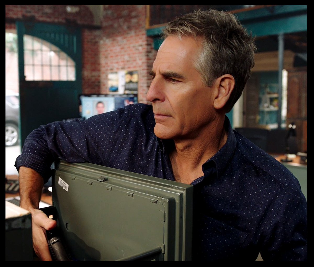 agent_d_pride's tweet photo. Pride getting his gun #AgentPride #NCIS #NCISNewOrleans #ScottBakula #3x15 https://t.co/I49VuIUQSk