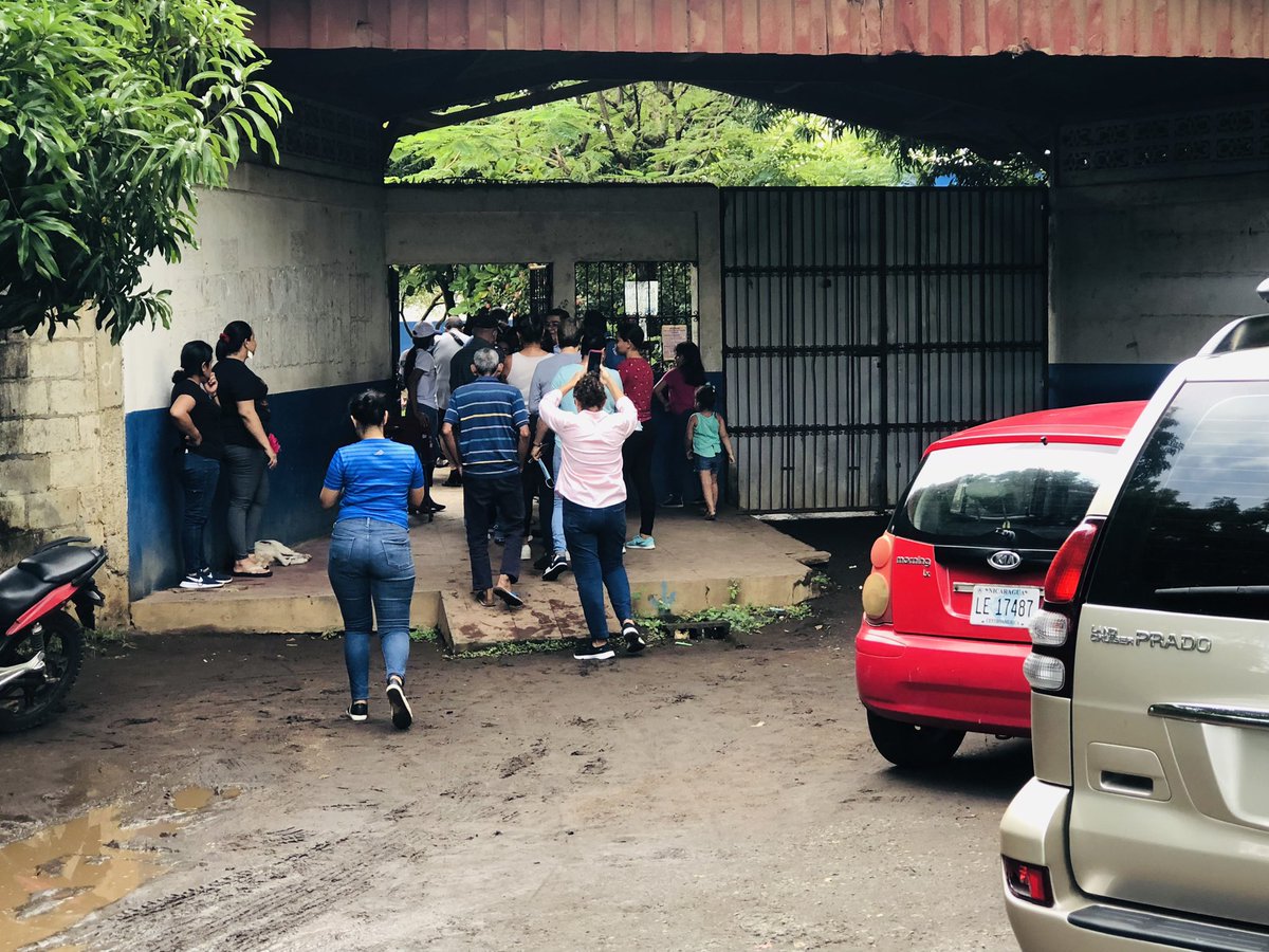 #LeónRevolución desde Fundeci la población acude al centro de votación 🗳️ Escuela Salzburgo en paz y tranquilidad. 

#EleccionesSoberanas2022 #TropaSandinista <a href="/MontielMayco/">Mayco</a> <a href="/tincho210/">🆃🅸🅽🅲🅷🅾️✌️</a> <a href="/esbeltania/">Esbeltania</a> <a href="/2_Flores2/">2_𝕱𝖑𝖔𝖗𝖊𝖘2</a> <a href="/BetetaGaby/">Beteta Gaby🇳🇮</a>