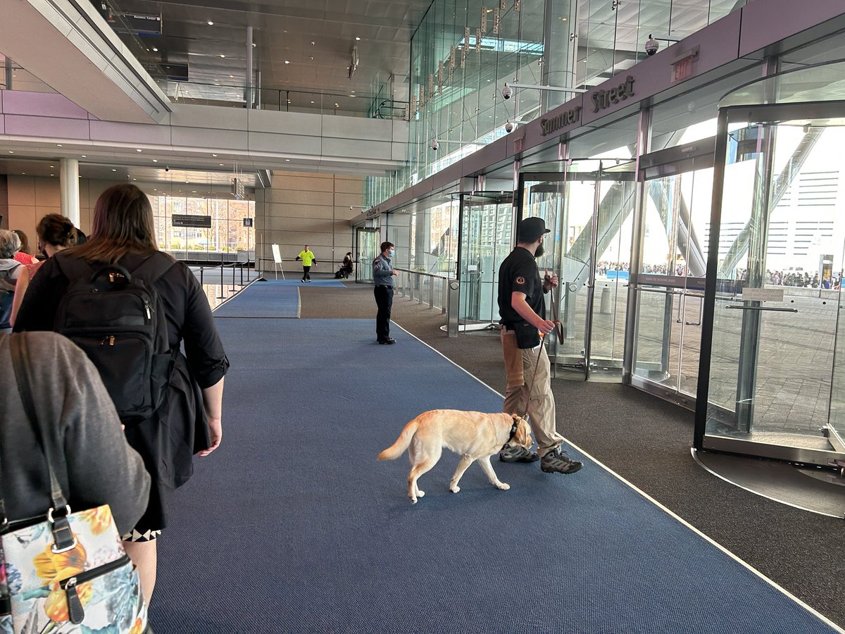 SarahCVos's tweet photo. K-9 units are even crazier! https://t.co/0NEJ2g8dPW