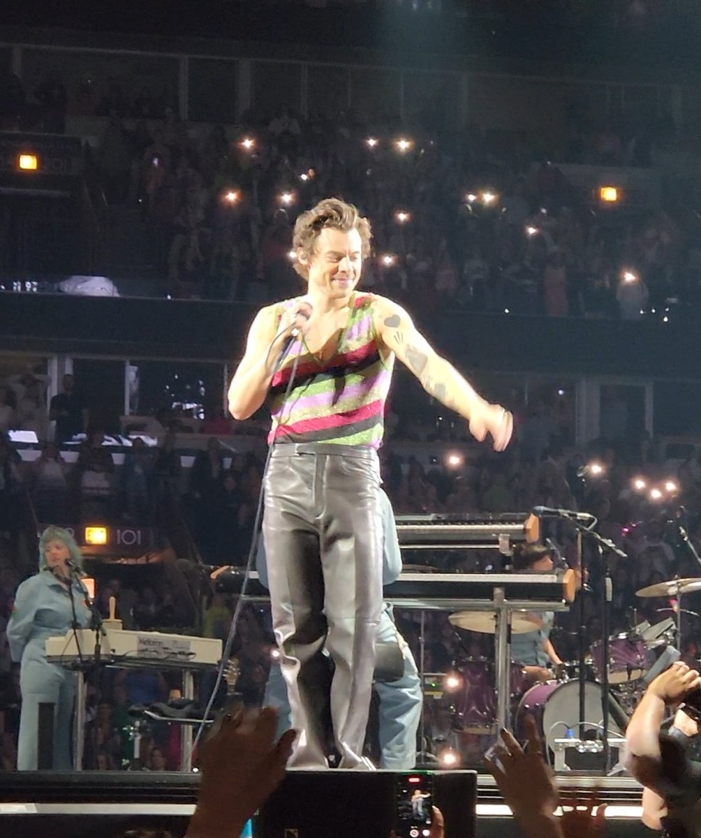 changemustcome7's tweet photo. #GetWellSoonHarry Agreed. #GetWellHarry. We will always love you. You give and give now take time for you. Saw you at the rescheduled show in Chicago l as an RN was concerned about you then. The WORLD is a better place because of you.@Harry_Styles https://t.co/xXHbAgexjG