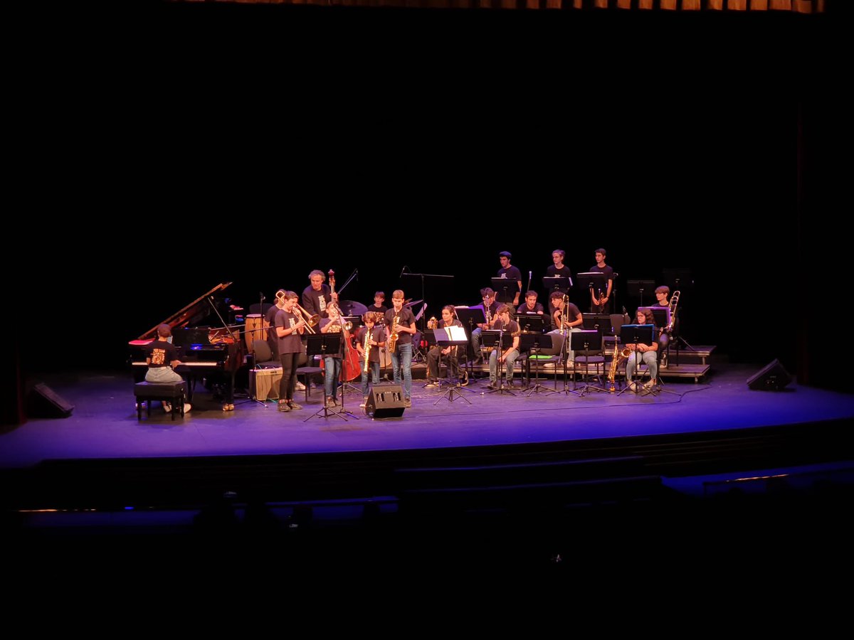 🎷🥁🎺El público disfrutó con el ideario musical de Antonio González y Arturo Serra reunido en su álbum ‘Bright Colors.
 Ambos músicos interpretaron en el Auditorio los temas de su nueva colaboración dentro del 30º Festival ‘Almerijazz’ #MásCapitalMásAlmería🏴󠁧󠁢󠁥󠁮󠁧󠁿