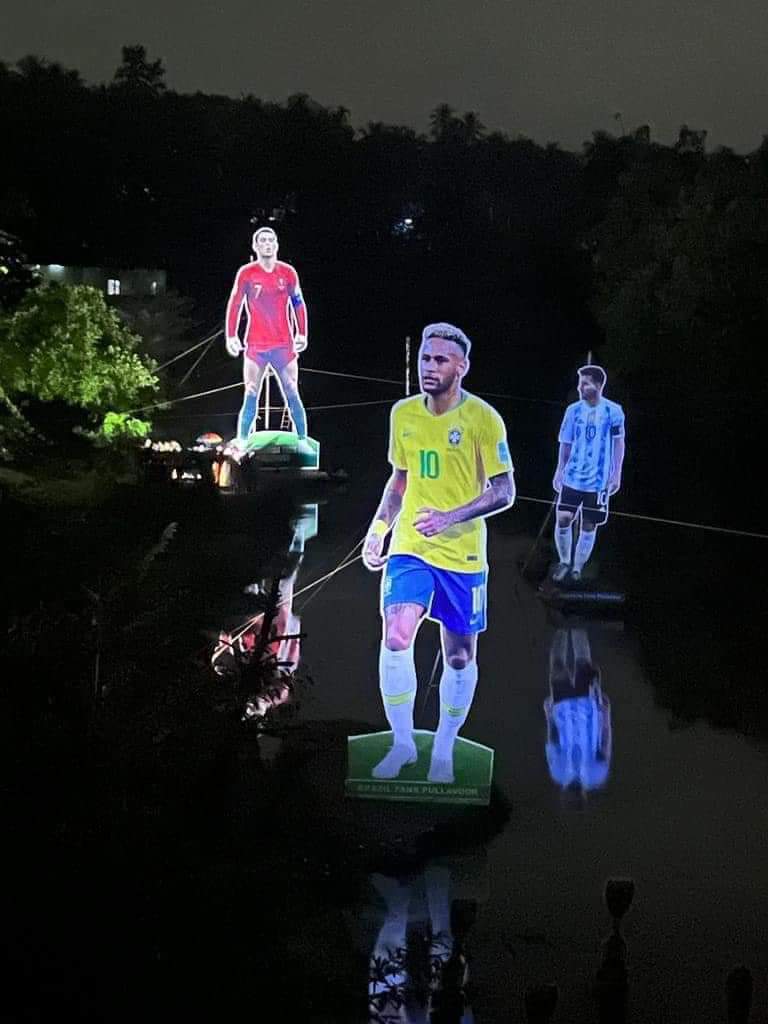 bechu_s's tweet photo. "Can spring be far behind" moment as #Portugal fans install giant #CristianoRonaldo alongside Messi and Neymar in #Pullavoor. The biggest among 3, #CR7 stands reportedly 50 ft tall!
Kerala 🔥❤️
#QatarWorldCup2022 #FIFAWorldCup https://t.co/TG55nQZqqN