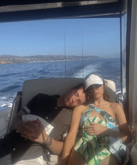 romsthinker's tweet image. violet and will coming back home after a fun day with everyone, taken by sam.