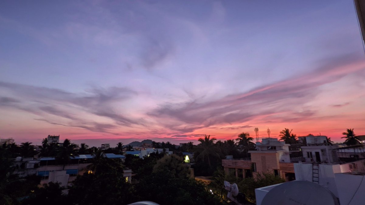 PYWeatherman's tweet photo. 6.11.22 After a long day in the evening from the roof of the house surrounded by clouds when I took a picture of the #Chrompet #Newcolony area..
இது ஒரு பொன்மாலை பொழுது...
#mobilephotography #nightphotography #chennai https://t.co/2FHKIEY023