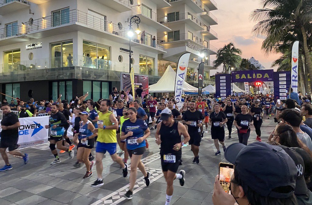 GiovanniMoron's tweet photo. Más de mil 600 corredores hicieron todo un éxito la 7ma edición del Medio Maratón Nocturno #Veracruz #UltraLATAM #BikeandRun https://t.co/wOQa3TLdyd