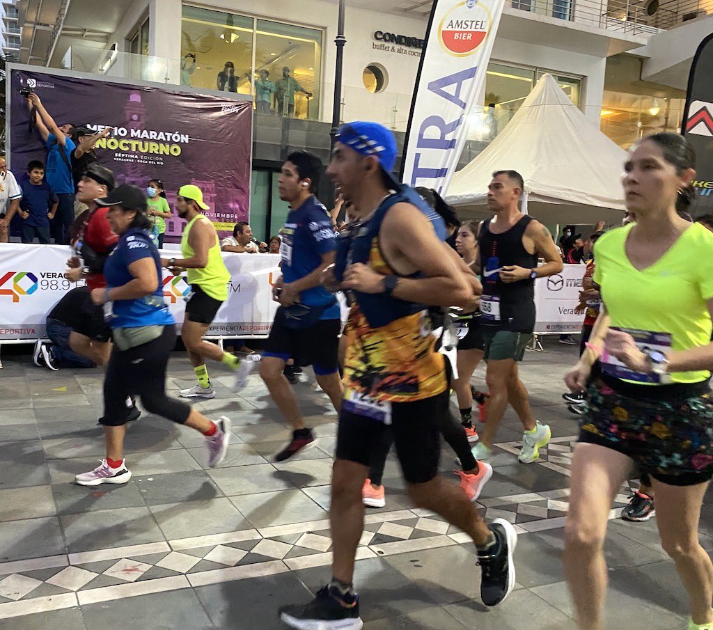 GiovanniMoron's tweet photo. Más de mil 600 corredores hicieron todo un éxito la 7ma edición del Medio Maratón Nocturno #Veracruz #UltraLATAM #BikeandRun https://t.co/wOQa3TLdyd
