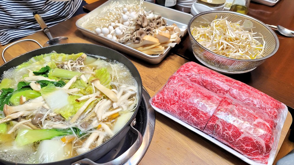 colahomeS2's tweet photo. 최근 집밥.
샤브샤브, 오삼불고기와 고등어(동생이 놓고간 도시락), 숙주볶음과 배추된장국, 오징어와 고등어. 집밥은 최고야 https://t.co/zWxAd7t5A9