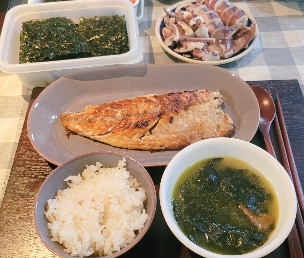 colahomeS2's tweet photo. 최근 집밥.
샤브샤브, 오삼불고기와 고등어(동생이 놓고간 도시락), 숙주볶음과 배추된장국, 오징어와 고등어. 집밥은 최고야 https://t.co/zWxAd7t5A9