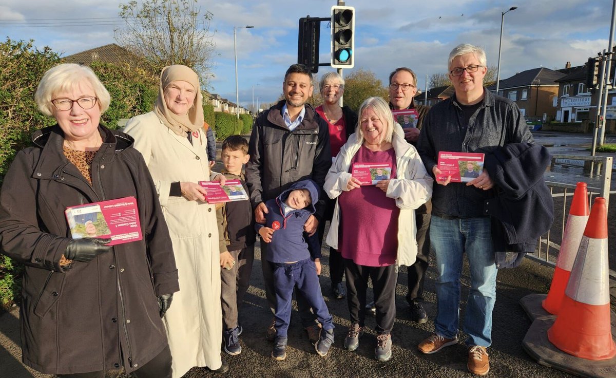PostmanCarson's tweet photo. Another great Sunday session for #TeamLinn in Croftfoot & Old Cathcart. 😊
Big thank you to all our great activists and @scotsyounglab for coming out to support us. Lots of residents know the SNP have been clinging to power for too long, they want change. 🌹
#LabourDoorstep https://t.co/uo3lp12SG9