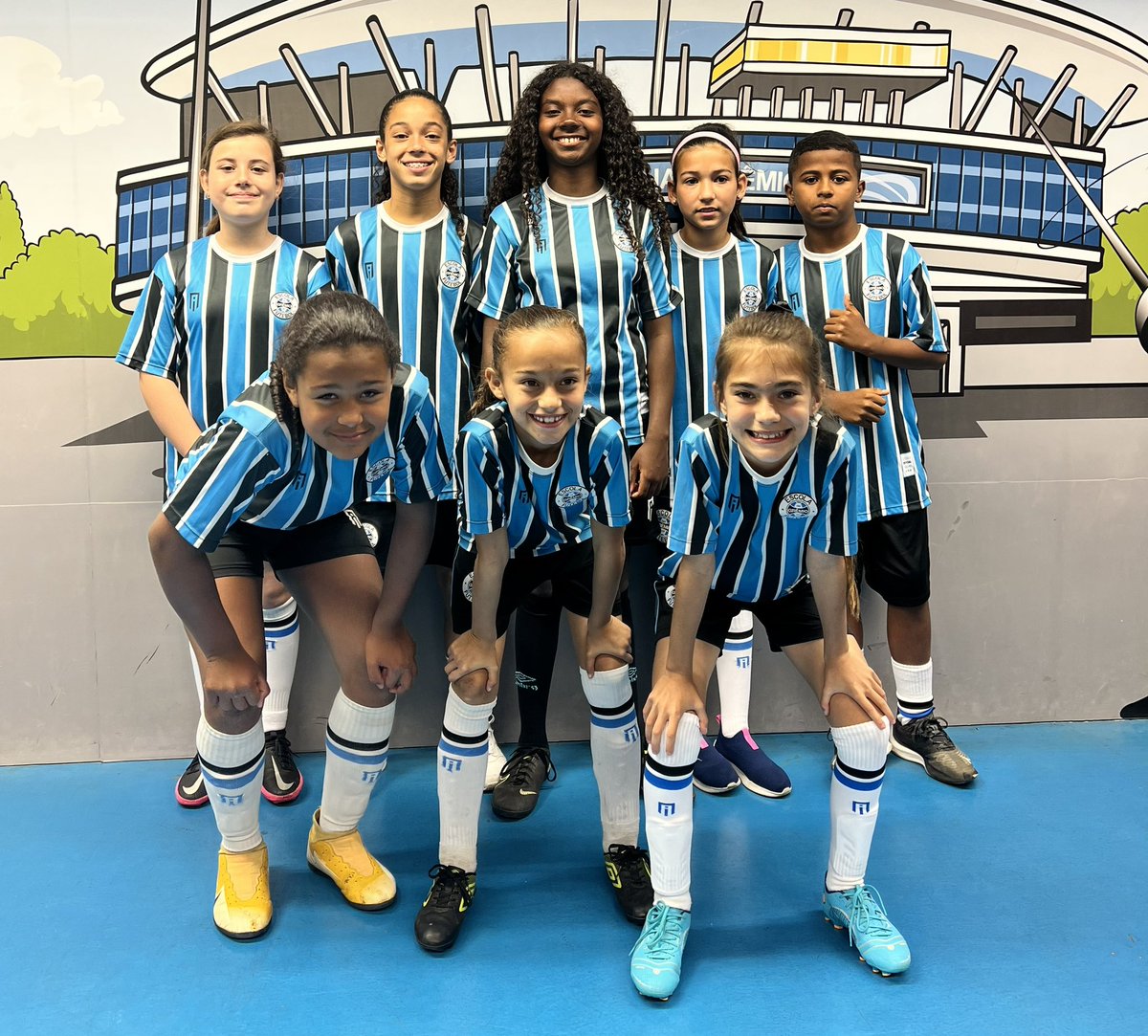 Dia de apoiar a equipe profissional feminina. Atletas da Escola do Grêmio estão na Arena para entrar em campo com as atletas! 🇪🇪