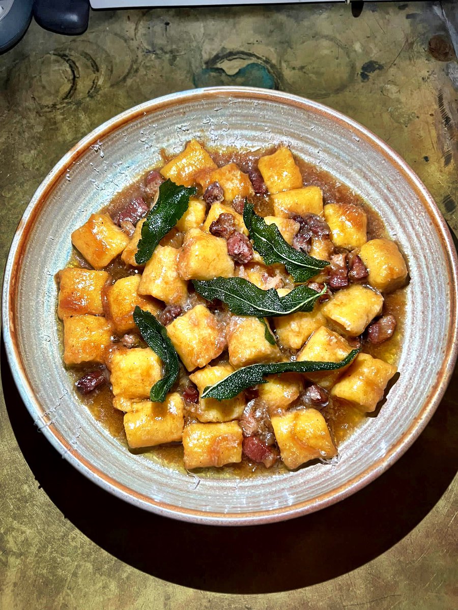 Butternut squash gnocchi with brown butter, smoked duck breast, caramelized onions, crispy sage, finished with parm and evoo

<a href="/BloodBrothersTO/">Blood Brothers Brewing</a> #beastatbloodbrothers