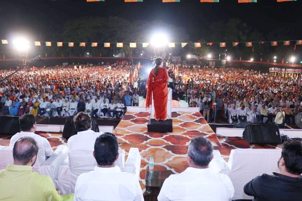 poonam_mahajan's tweet photo. मुंबई महानगर पालिकेच्या निवडणुक प्रचाराचा शंखनाद आज माझ्या मतदारसंघातील बांद्रा पूर्व विधानसभेतून झाला. 

‘जागर मुंबई’ अभियानाची पहिल्या सभेला मुंबई भाजपा अध्यक्ष आमदार श्री आशिष शेलार जी व आमदार श्री पराग अळवणी जी यांच्या समवेत संबोधित केले.
#जागर_मुंबईचा https://t.co/e1CuijNrcl
