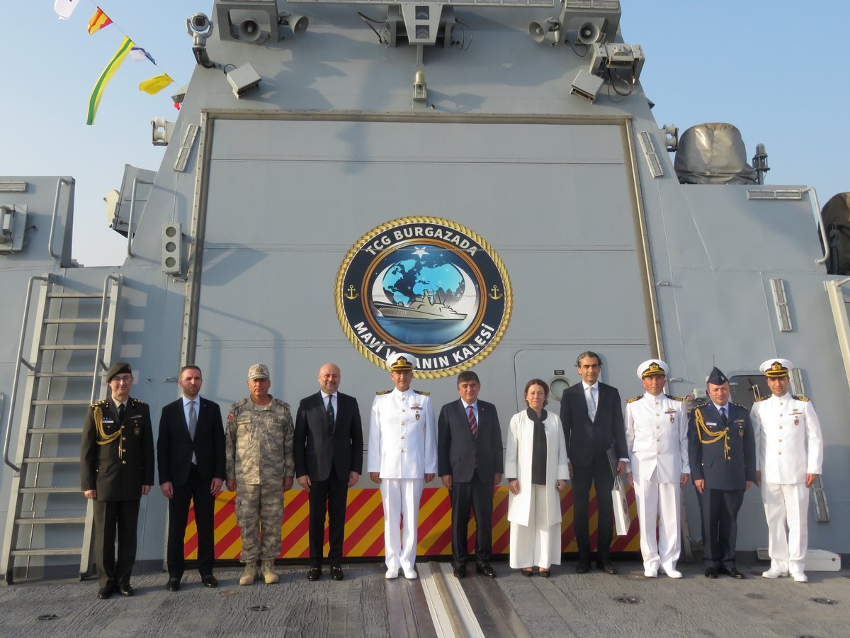Dünya Kupası Kalkanı Harekâtı’na katılmak üzere 12 Ekim’de Foça’dan yola çıkan TCG Burgazada, Katar’daki Al Houl Deniz Üssü’ne ulaştı. 

Sn. Büyükelçi Göksu, Sn. Muskat Büyükelçimiz Sözen Usluer <a href="/aysesozenusluer/">Ayşe Sözen</a> ve Sn. KKTC Büyükelçisi Güven gemi personelimizi ziyaret ettiler.